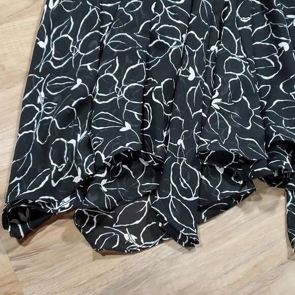 🔺️Chaps Black & White Print Flowy Asymmetric Skirt Size 10 - Picture 3 of 9
